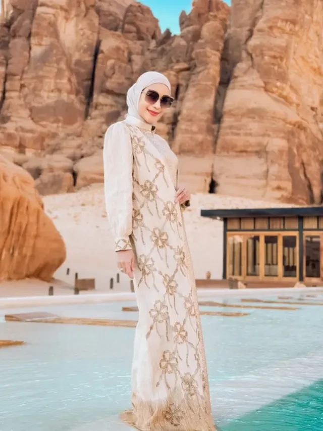 Model Gamis Erin Taulany yang Simpel tapi Berkelas, Inspirasi Tampil Modis Syar'i