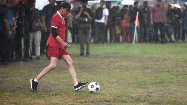 Jokowi Main Sepak Bola di Lapangan Gamplong Yogyakarta, Hanung Bramantyo Serasa Kena Tampa...