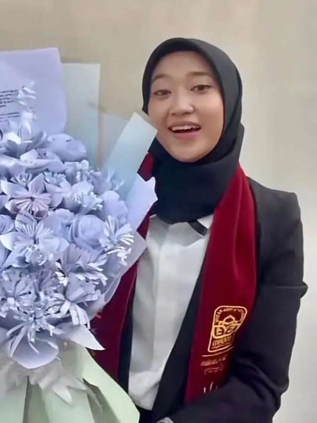 Cegah Jadi Bungkus Gorengan, Kertas Revisi Skripsi Diolah Jadi Buket Wisuda Cantik