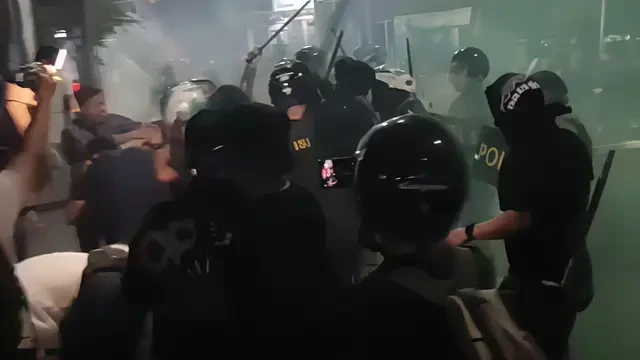 Demo di Kota Serang Ricuh: Massa Bawa Bambu dan Lempar Batu, Polisi Tembakkan Gas Air Mata