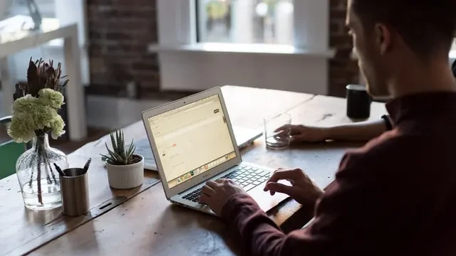 Tatap Layar Komputer Terlalu Lama Bisa Picu Computer Vision Syndrome, Kenali 4 Gejalanya
