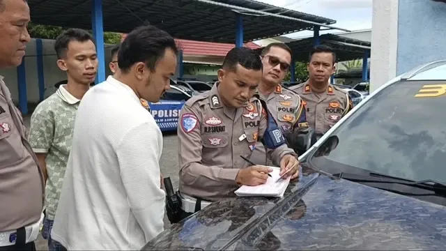 Aksi 'Aura Farming' di Atas Mobil Berakhir dengan Sanksi Tilang Maksimal dari Polisi