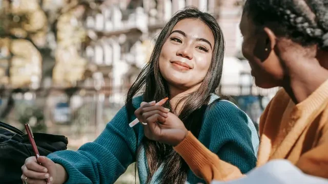 Terlalu Apa Adanya, 5 Zodiak Ini Tak Bisa Senyum Palsu di Depan Orang