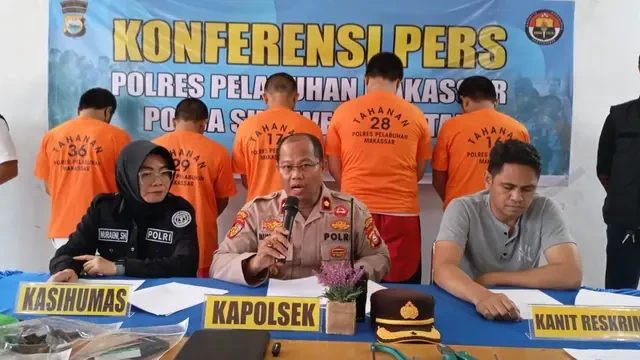 Emak-Emak Gagal Pulang Kampung Usai Tertipu Beli Tiket Palsu di Pelabuhan Makassar