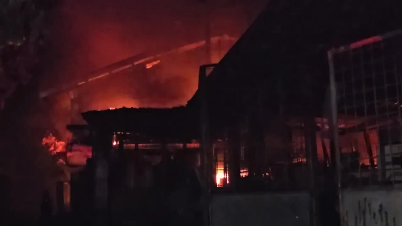Kebakaran Hebat Landa Pabrik Mainan di Medan Johor