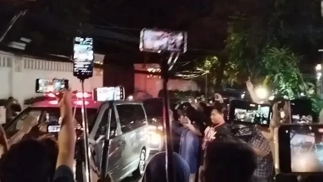 Suasana Kedatangan Jenazah Titiek Puspa di Rumah Duka