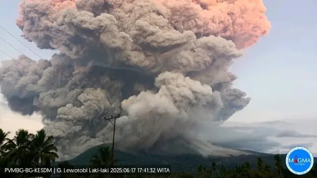 Detik-Detik Gunung Lewotobi Laki-Laki Meletus Semburkan Abu Vulkanik 10.000 Meter