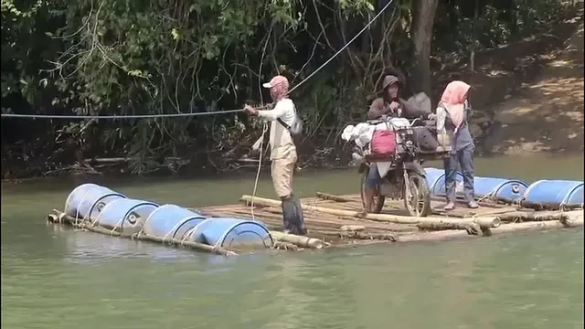 Cerita Warga Pesisir Barat Lampung Bertaruh Nyawa Seberangi Muara Akibat Jembatan Putus