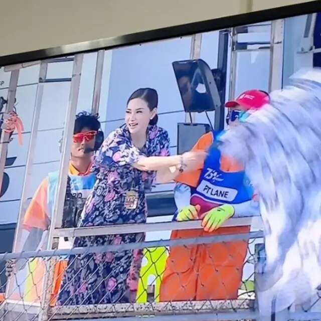 Penampilan Cantik Maia Estianty JadI Pengibar Bendera Finis di Sprint Race MotoGP Mandalik...