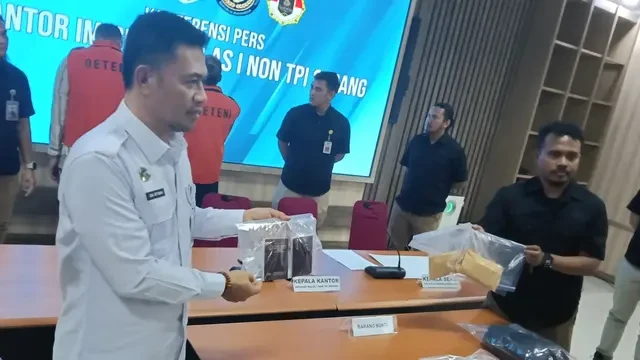 Pura-Pura Belanja, Dua WN Irak Curi Uang dan Elektronik di Toko Pulsa