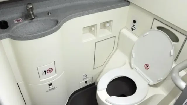 Rahasia Tersembunyi Toilet Pesawat, Bagaimana Cara Kerjanya?