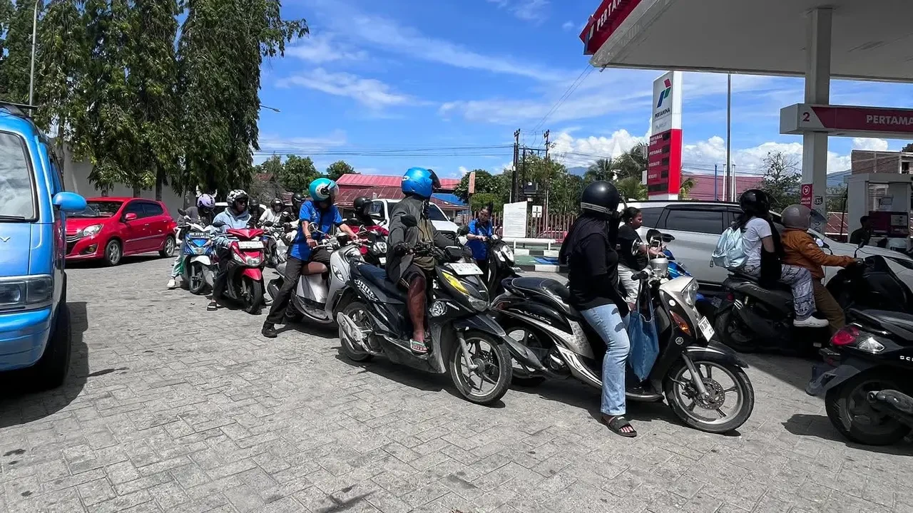 Pasca Gempa M 6,7, SPBU di Palu Diserbu Warga