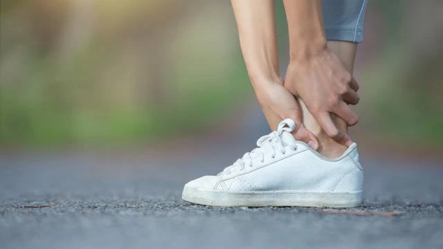 Cari Tahu Penyebab Kaki Berkeringat dan Cara Mengatasinya