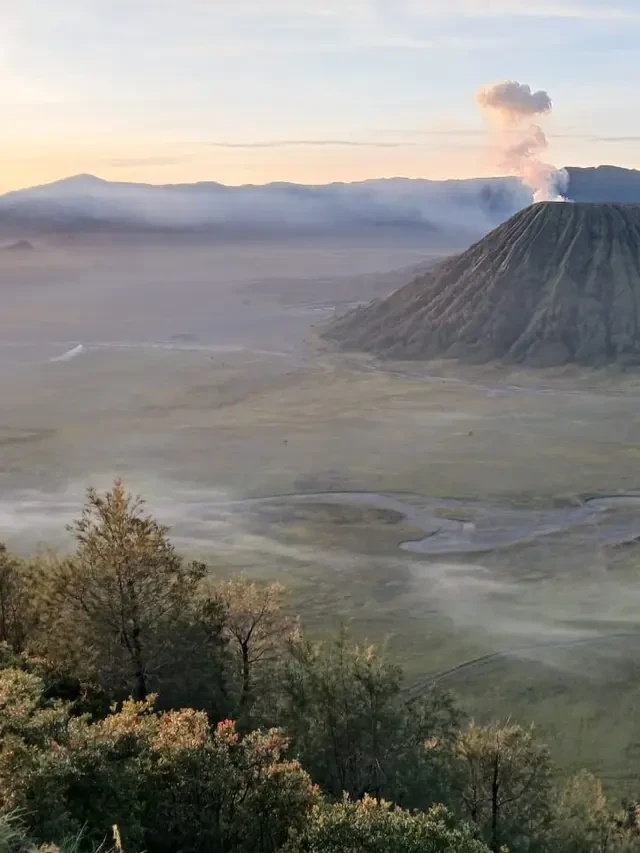 Mitos Tradisi: Yadnya Kasada, Ritual Melempar Sesajen ke Kawah Gunung Bromo