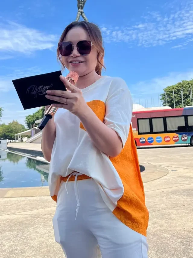 6 Potret Rossa Sapa Fans di Lapangan Banteng Jakarta, Nyanyi Lagu Sakura Hingga Tanam Poho...