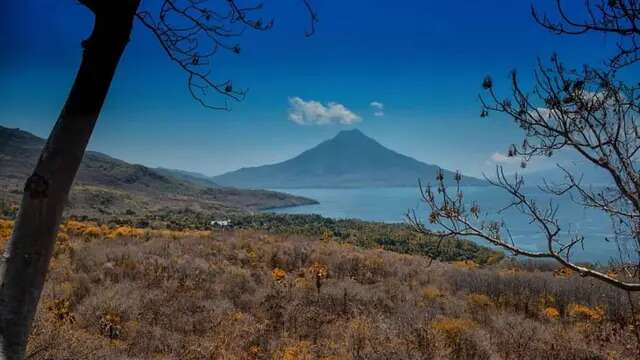 6 Fakta Menarik Gunung Ile Mandiri di Flores Timur NTT yang Jadi Latar Kota Larantuka