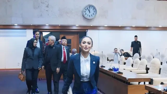 6 Potret Krisdayanti Tampil Gaya di Sidang Paripurna DPR RI, Pose Bareng Desy Ratnasari Ja...