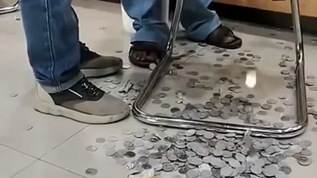 Protes Pajak PBB Naik Sampai 400%, Warga Jombang Bayar Pajak Pakai Uang Koin Segalon