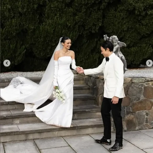 8 Tren Model Gaun Pengantin Putih Simple Elegan 2025, Gaya Amanda Rawles di Nikahannya Cur...