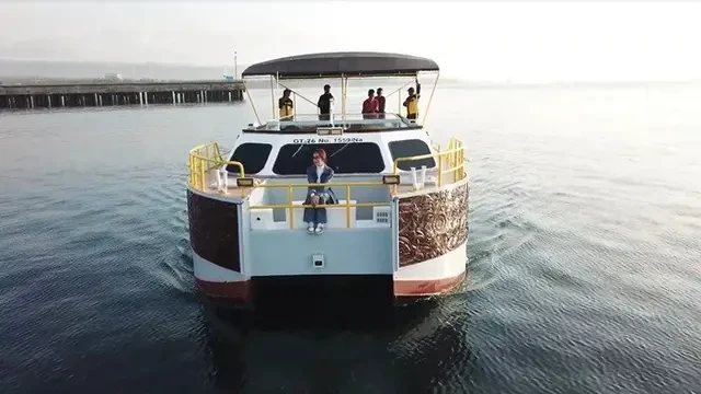 Nikmati Keindahan Pantai Banyuwangi dengan Kapal Listrik Mewah