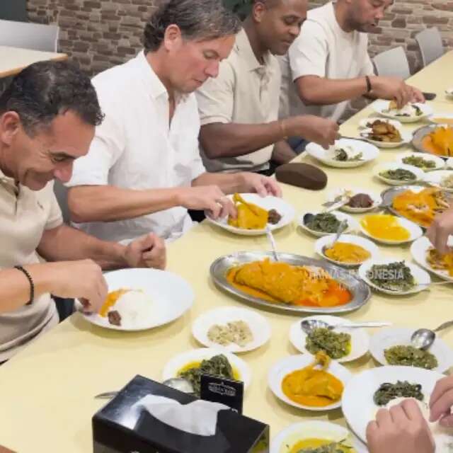 Momen Patrick Kluivert dan Tim Pelatih Timnas Indonesia Santap Kuliner Aceh di Rumah Makan...