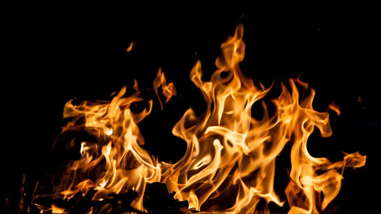 Tak Terima Ditegur, Pria Ini Bakar Rekan Kerja