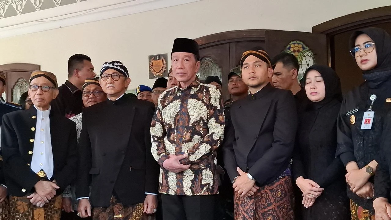 Momen Jokowi Ikut Lepas Keberangkatan Jenazah Raja PB XIII Hangabehi