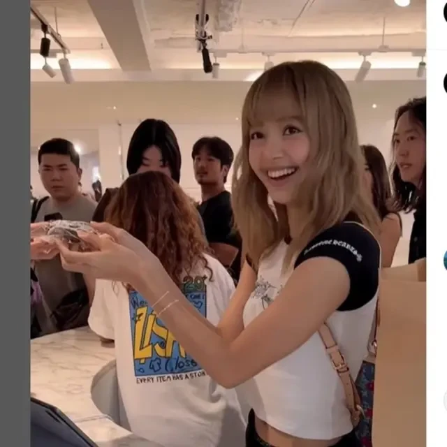 Lisa BLACKPINK Donasikan Hasil Penjualan Pakaian dan Aksesori Miliknya ke Palestina dan 49...