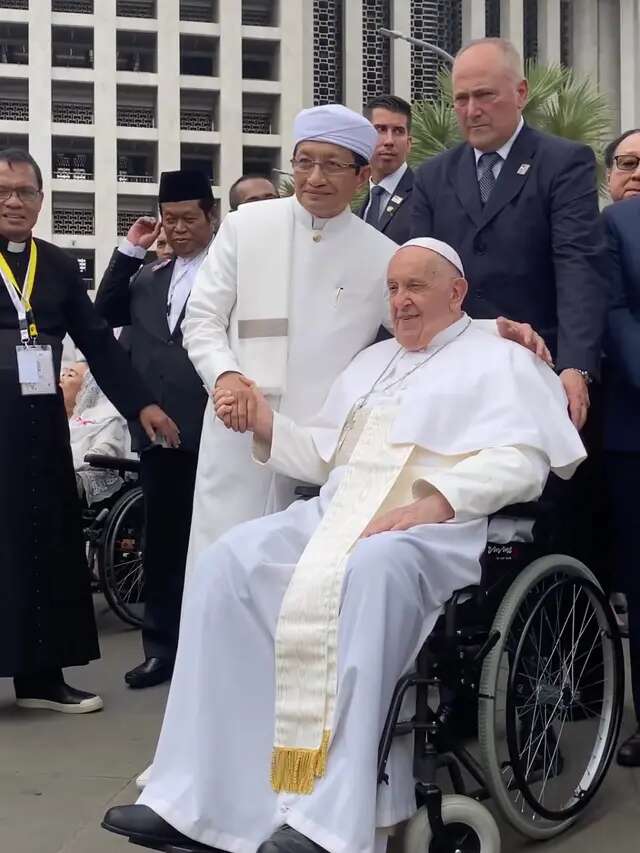 6 Potret Paus Fransiskus Ketemu Imam Besar Masjid Istiqlal, Jabat Tangan dan Cium Kening G...