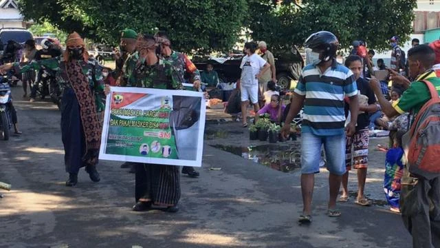 Kenakan Busana Adat, Personel Kodim Sikka Keliling Pasar Imbau Taat Protokol Kesehatan