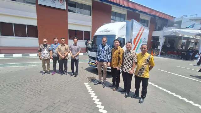 Truk Listrik Pertama Fuso eCanter Resmi Beroperasi di Indonesia