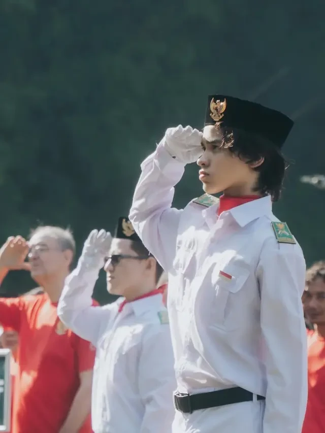 Foto Noah Sinclair Putra BCL jadi Pemimpin Upacara di Sekolah, Bikin Bangga