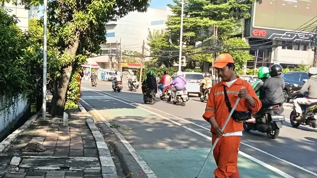 Sampah dan Serpihan Kaca Berserakan di Pejompongan, Pasukan Orange Kerja Keras Rapikan Sis...