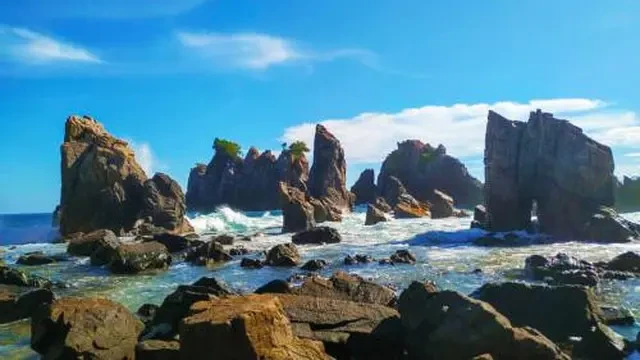 Pantai Gigi Hiu, Tajamnya Pesona Karang Menjulang di Ujung Selatan Sumatra Membuat Takjub...