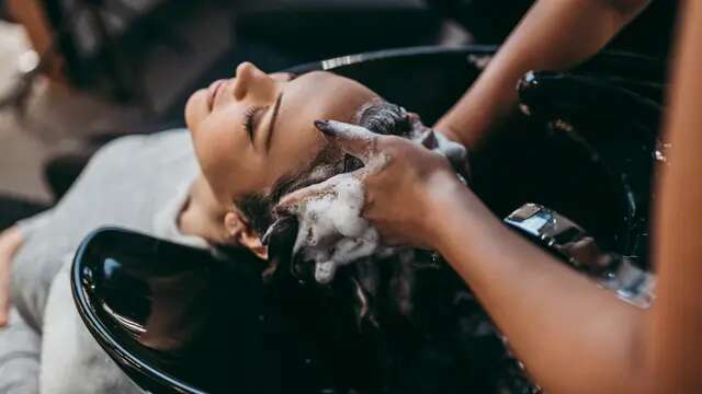 Kapan Waktu Terbaik ke Salon Rambut dan Ragam Perawatannya