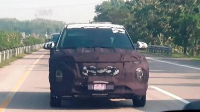 Berkamuflase, SUV Hyundai Tertangkap Kamera Melintasi Tol Cipali