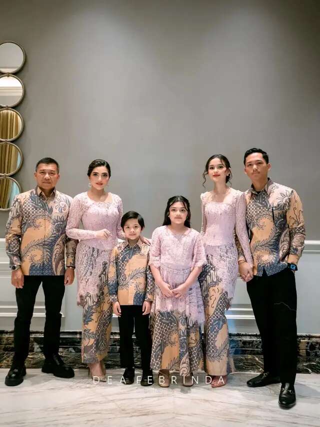 Gaya Elegan Keluarga Anang dan Ashanty Pakai Seragam Keluarga, Kebaya Jadi Pilihan Utama