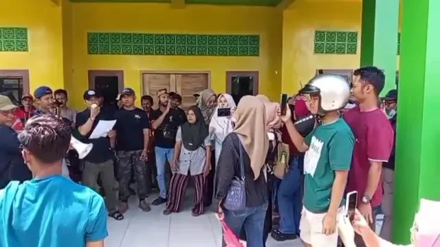 Santer Isu Penggelapan Pajak, Warga Desa Kadaleman Sukabumi Geruduk Kantor Desa