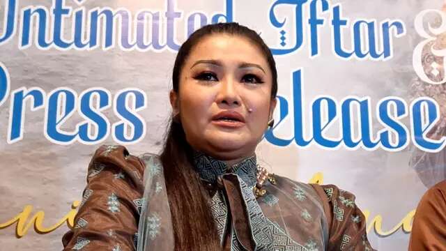 Fitri Carlina Batasi Kegiatan Demi Mengurus Ayahnya yang Sakit