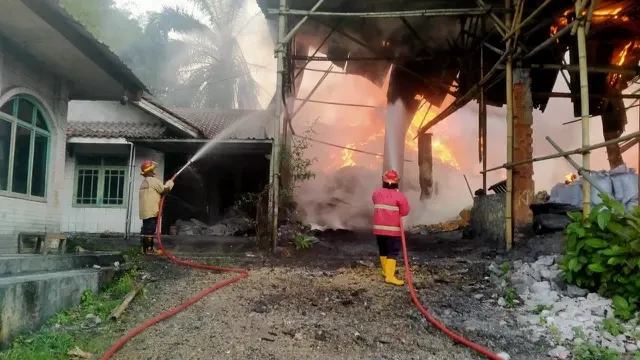 Limbah Kain Diduga Jadi Biang Kerok Pabrik Batu Kapur di Sukabumi Ludes Terbakar