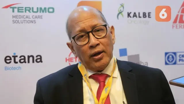 Prof. Aru: Vaksinasi Kunci Menjaga Jadwal Kemoterapi Tetap Aman
