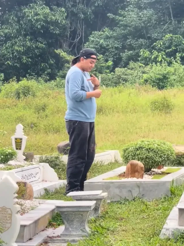 Di Balik Video Mengharukan Anak Tuli Berdoa Pakai Bahasa Isyarat di Makam Ibunya