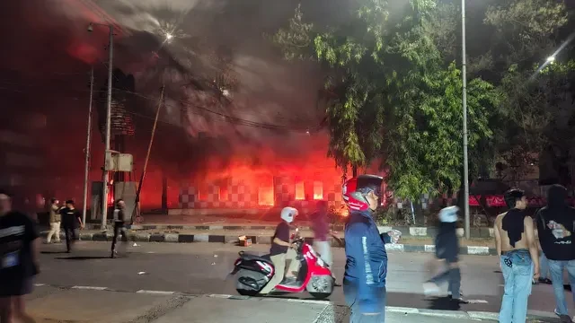 Pos Polisi di Bawah Jembatan Layang Makassar Kena Sasaran Amukan Massa, Ikut Dibakar Juga