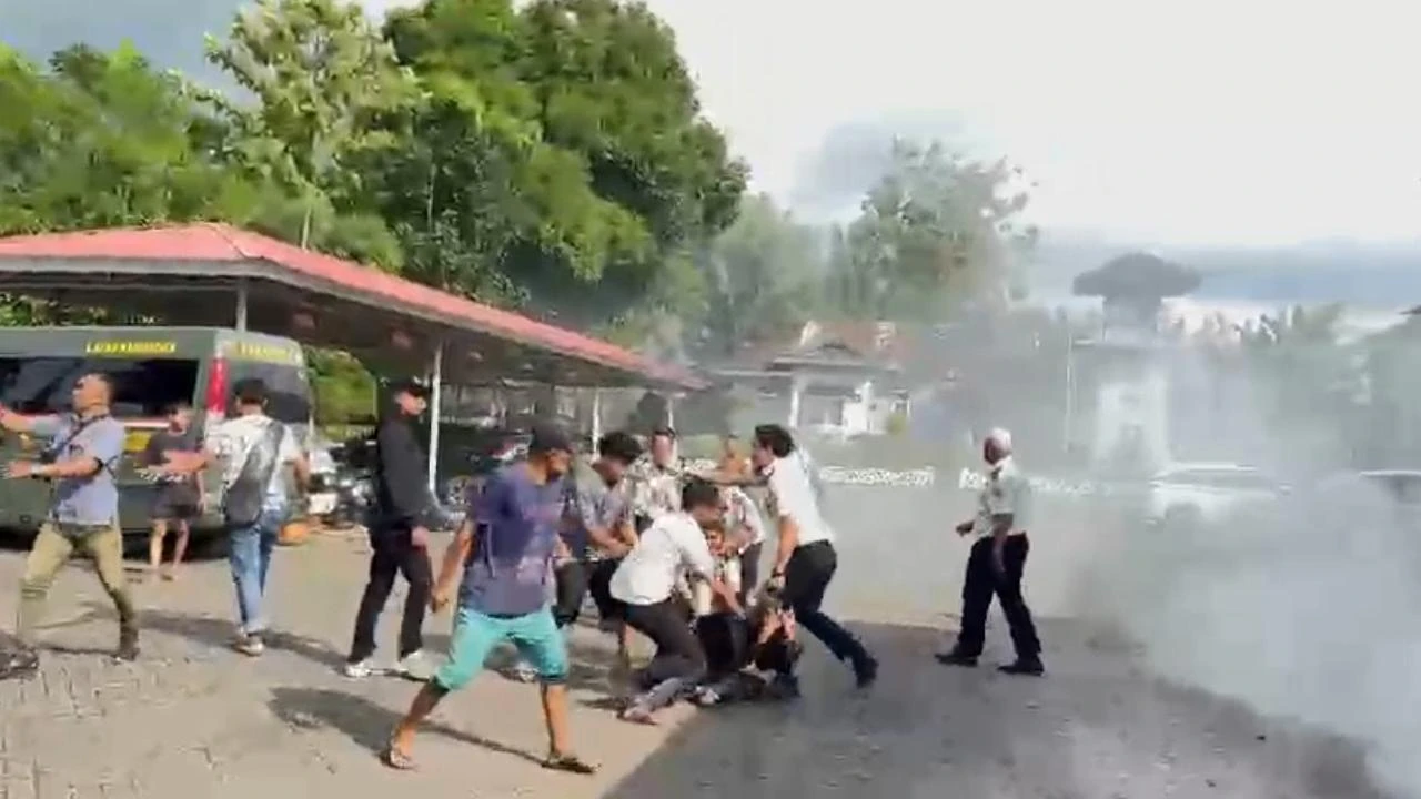 Petugas Lapas Narkotika Bollangi Bentrok dengan Demonstran
