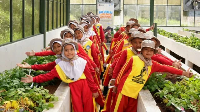 BRI Peduli Ajak Siswa SD di Garut Belajar Karakter lewat Agroedukasi, Peringati Hari Anak ...