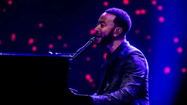 John Legend Intim Bareng Fans di Sentul, Kenang Perjalanan Hidup Menyentuh Sambil Nyanyi d...