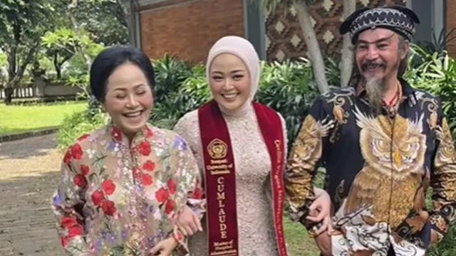 6 Potret Cecillia Gina Putri Limbad Lulus S2 MARS, Wisuda Dihadiri Keluarga