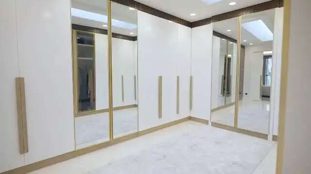 8 Desain Walk-in Closet Minimalis, Bikin Penyimpanan Rapi dan Estetik