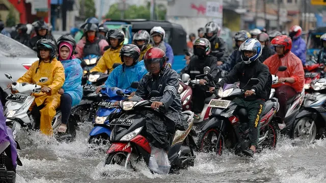 Curah Hujan Tinggi, Simak 8 Tips Aman Mengendarai Motor di Jalan Rawan Banjir