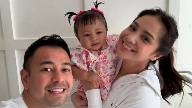 4 Potret Menggemaskan Baby Lily Bersama Raffi Ahmad dan Nagita Slavina, Fotogenik Abis